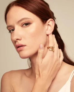Anillo bañado en oro abierto diseño orgánico mujer