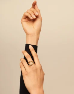 Anillo bañado en oro con diseño tubular para mujer
