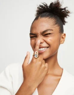 Anillo bañado en oro de 18k con cristal negro