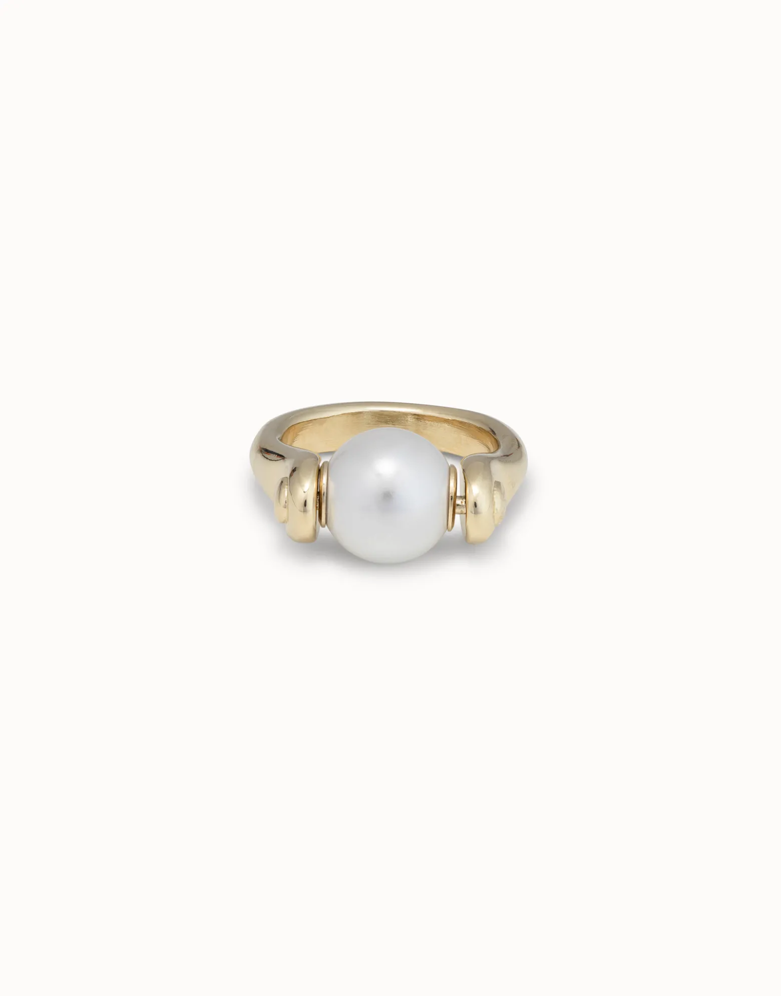 Anillo bañado en oro de 18k con perla pequeña