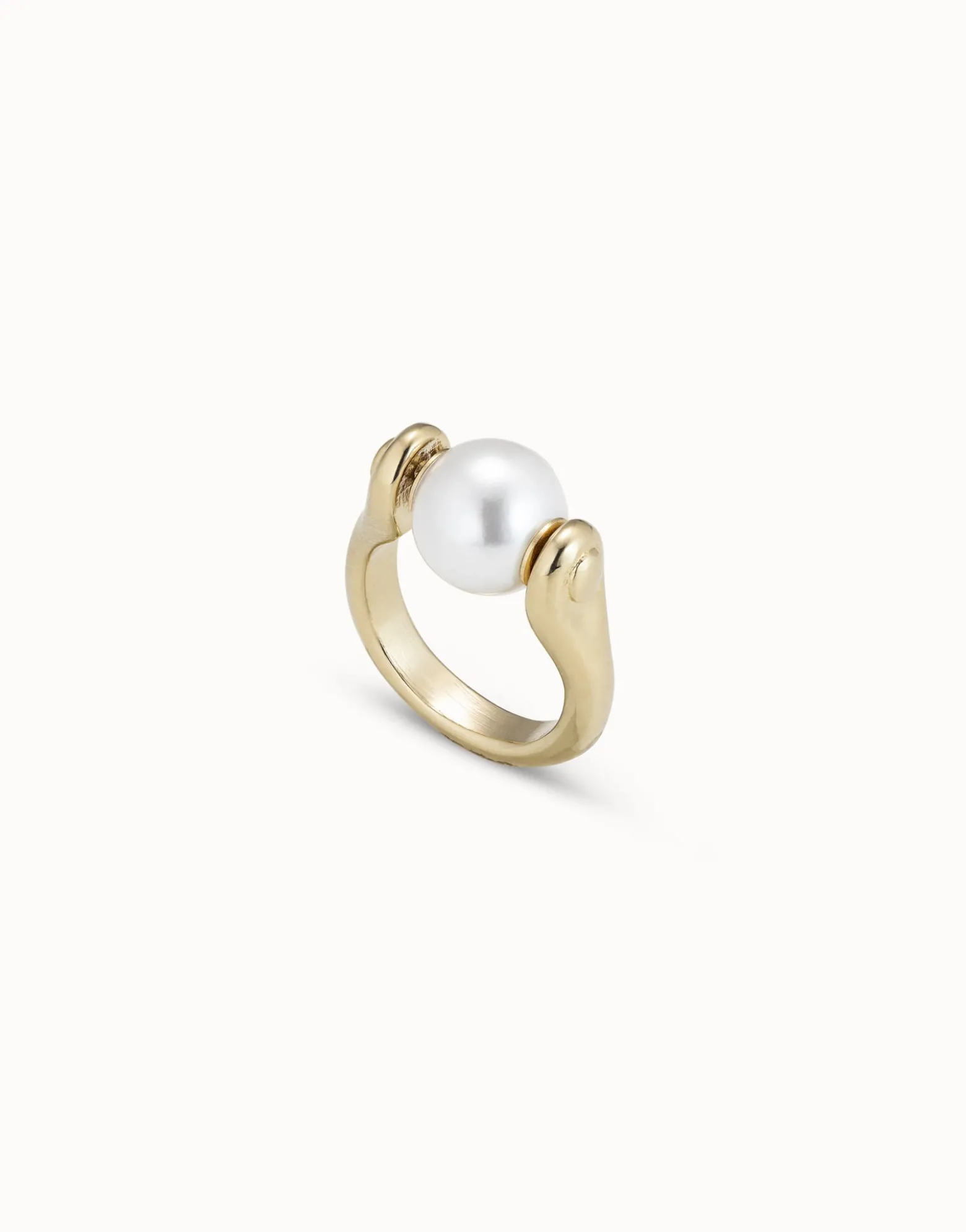 Anillo bañado en oro de 18k con perla pequeña