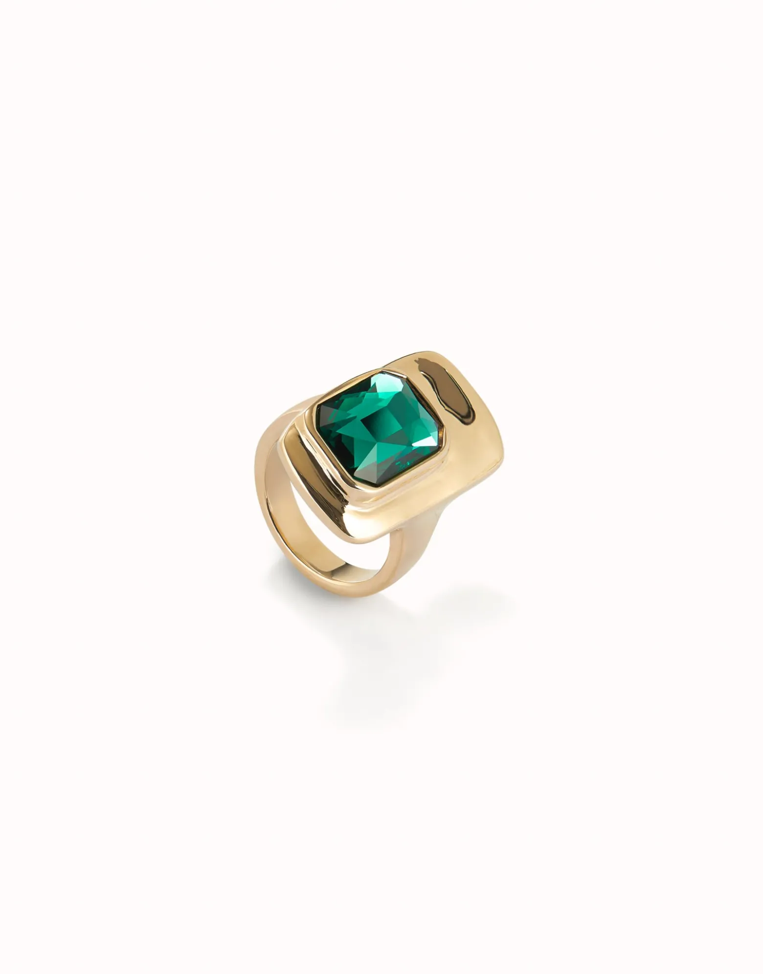 Anillo bañado en oro 18k con cristal verde