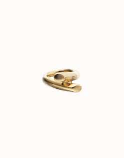 Anillo bañado en oro 18k con dos formas orgánicas entrelazadas