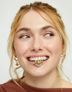 Anillo bañado en oro 18k en forma de ojo con cristal facetado verde