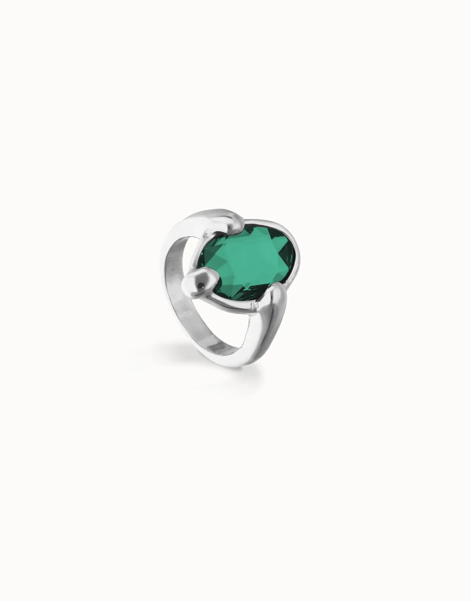 Anillo bañado en plata con cristal facetado ovalado verde