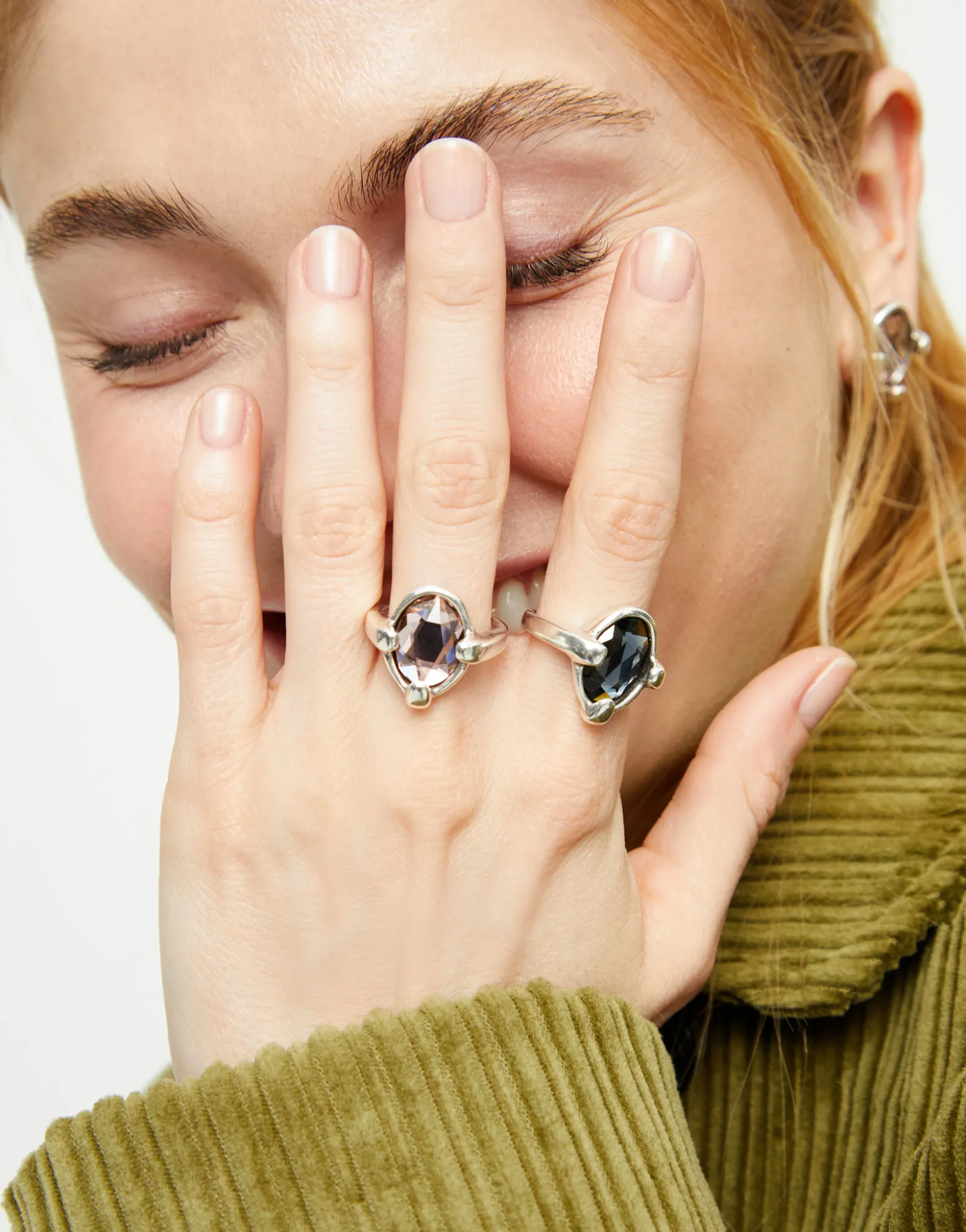 Anillo bañado en plata con cristal facetado ovalado negro