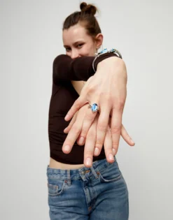 Anillo bañado en plata con cristal facetado ovalado azul
