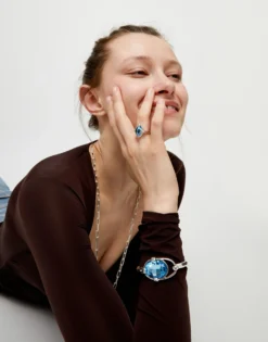 Anillo bañado en plata con cristal facetado ovalado azul