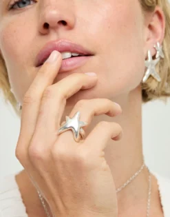 Anillo bañado en plata con estrella de mar