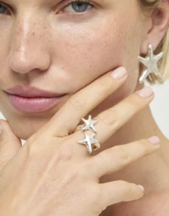 Anillo bañado en plata con estrellas de mar entrelazadas