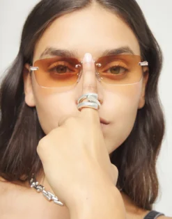 Anillo bañado en plata con tres formas orgánicas entrelazadas