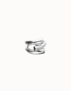 Anillo bañado en plata con tres formas orgánicas entrelazadas