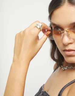 Anillo bañado en plata con tres formas orgánicas entrelazadas