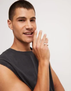 Anillo bañado en plata de ley con forma cuadrada