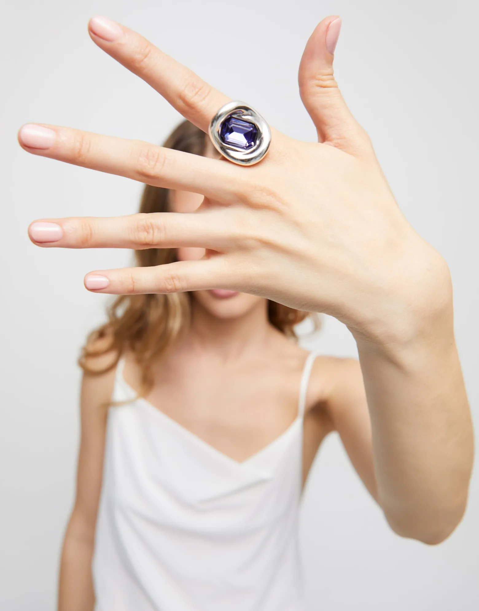 Anillo bañado en plata de ley con cristal morado