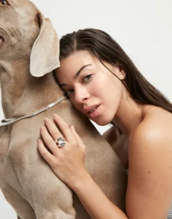 Anillo bañado en plata de ley con líneas curvas