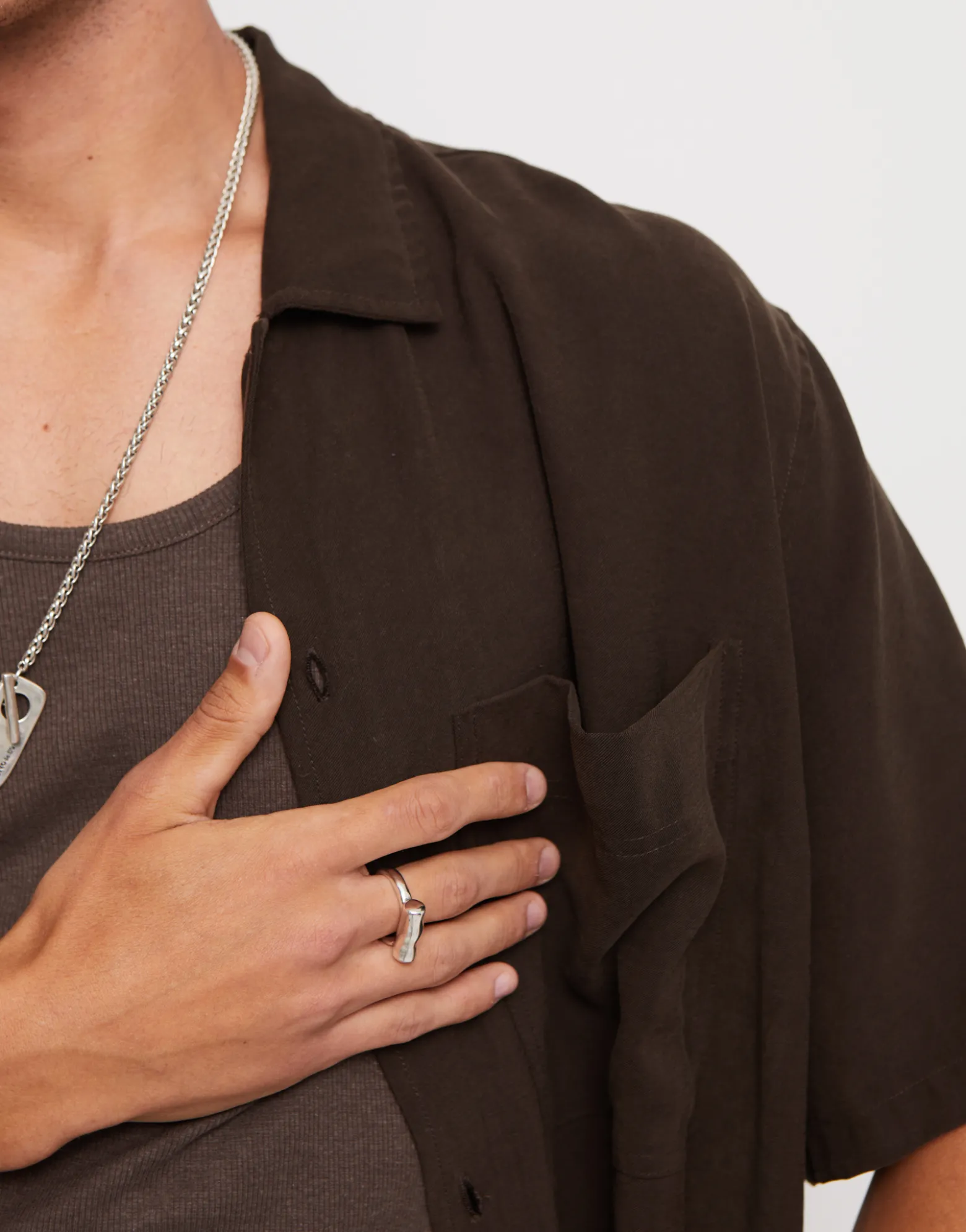 Anillo bañado en plata de ley con tubo horizontal
