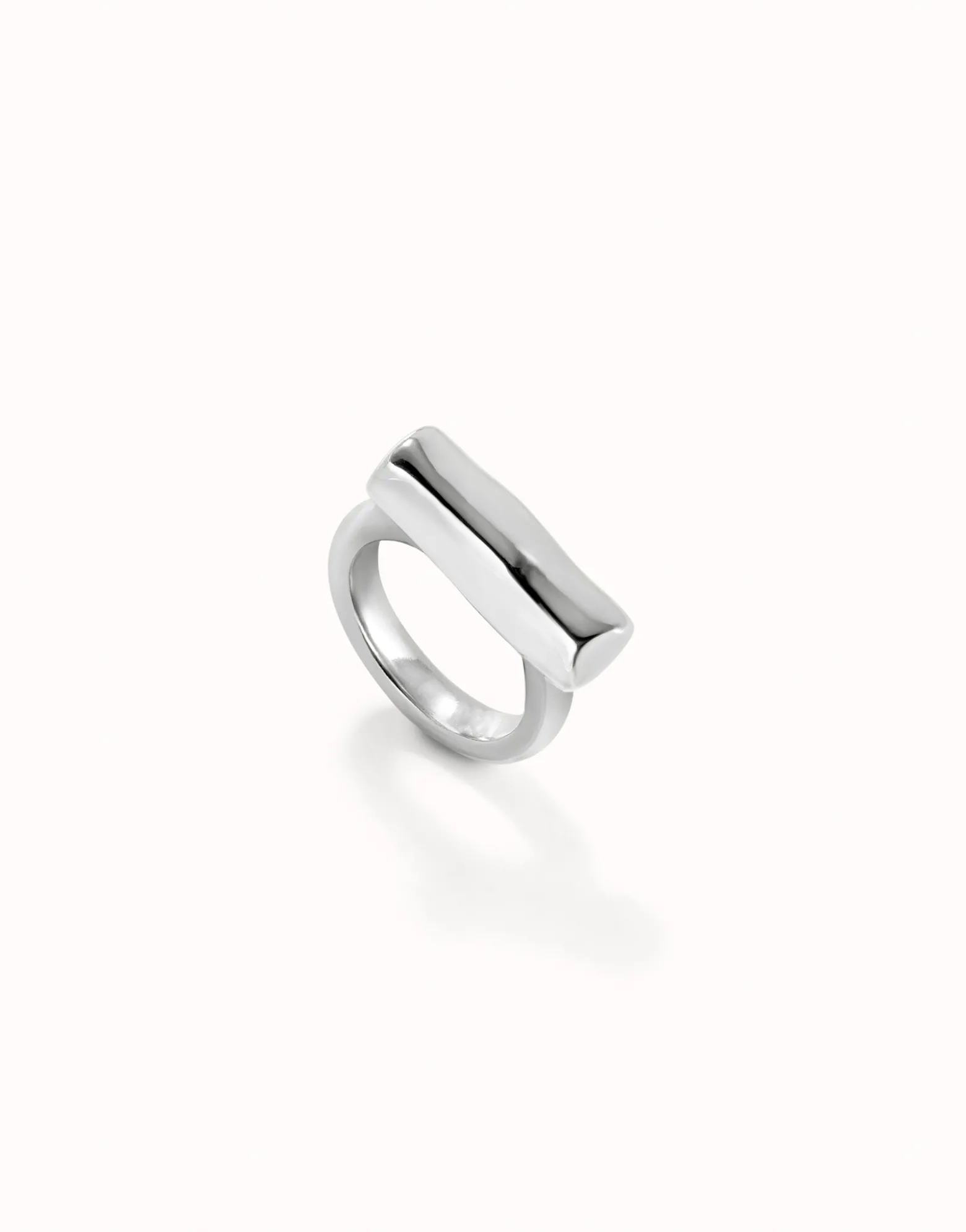 Anillo bañado en plata de ley con tubo horizontal
