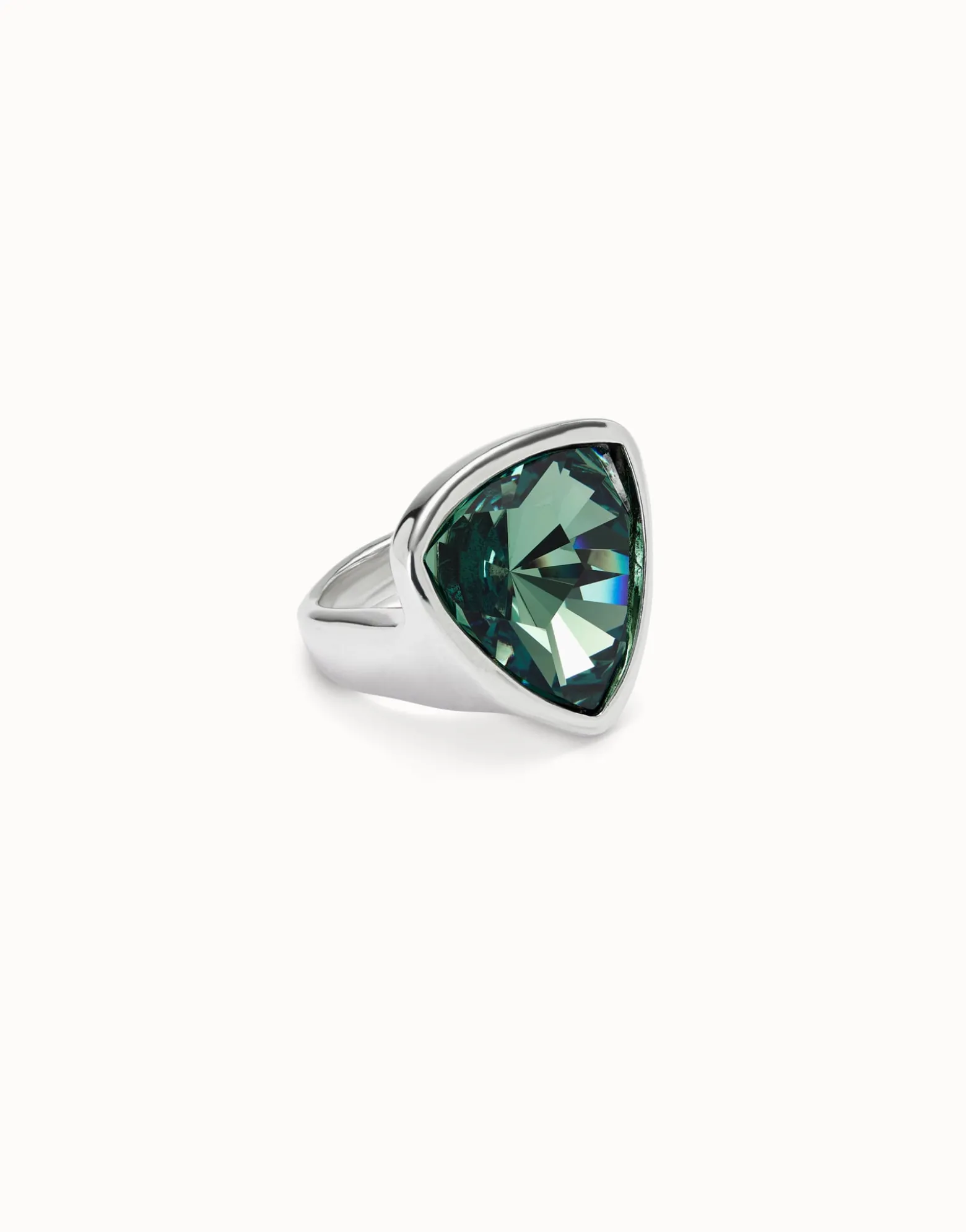 Anillo bañado en plata de ley con forma triangular grande