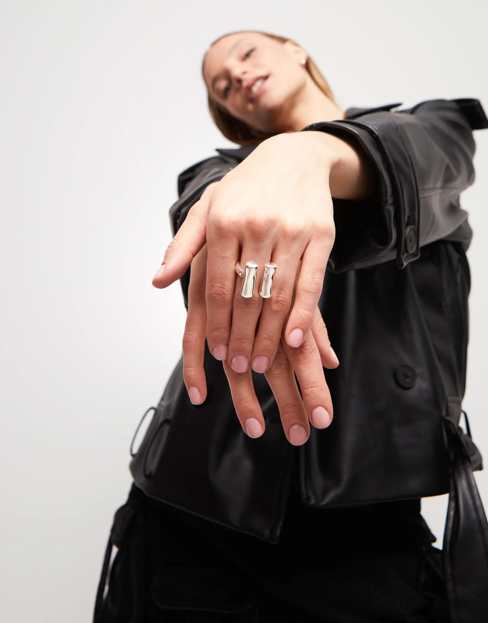 Anillo bañado en plata de ley con dos tubos verticales
