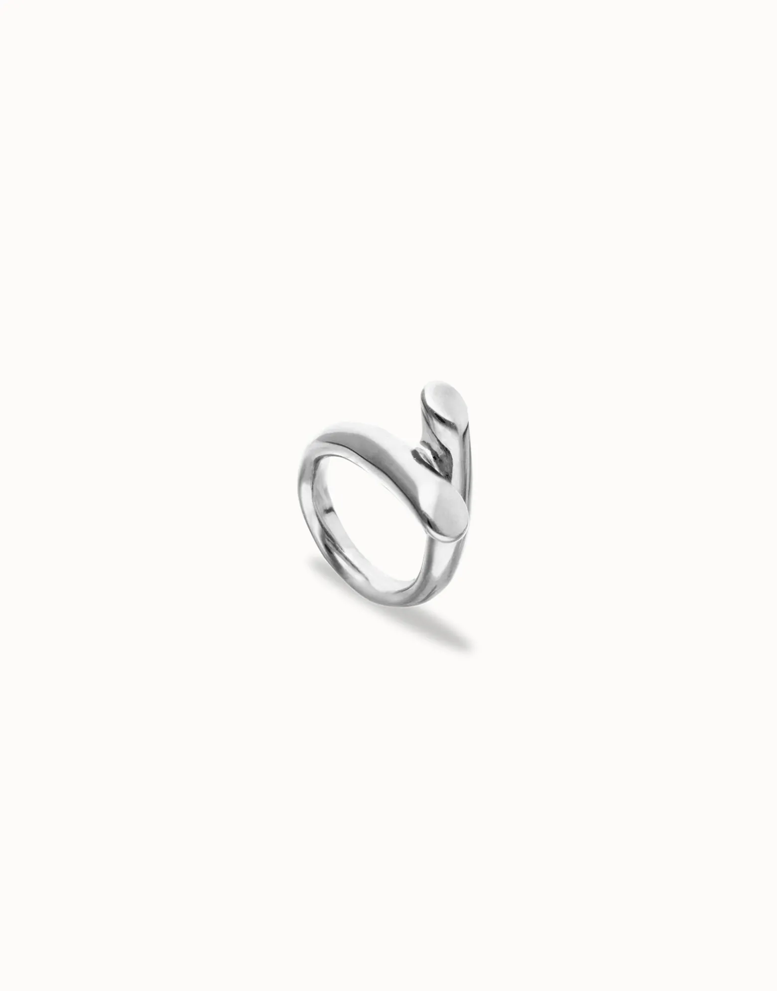 Anillo bañado en plata de ley con dos formas orgánicas entrelazadas