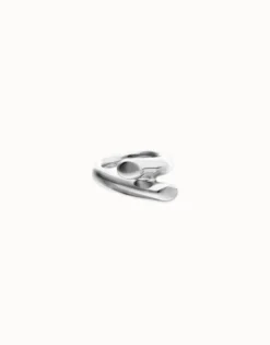 Anillo bañado en plata de ley con dos formas orgánicas entrelazadas