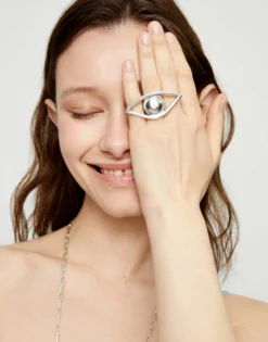 Anillo bañado en plata de ley con forma de ojo grande