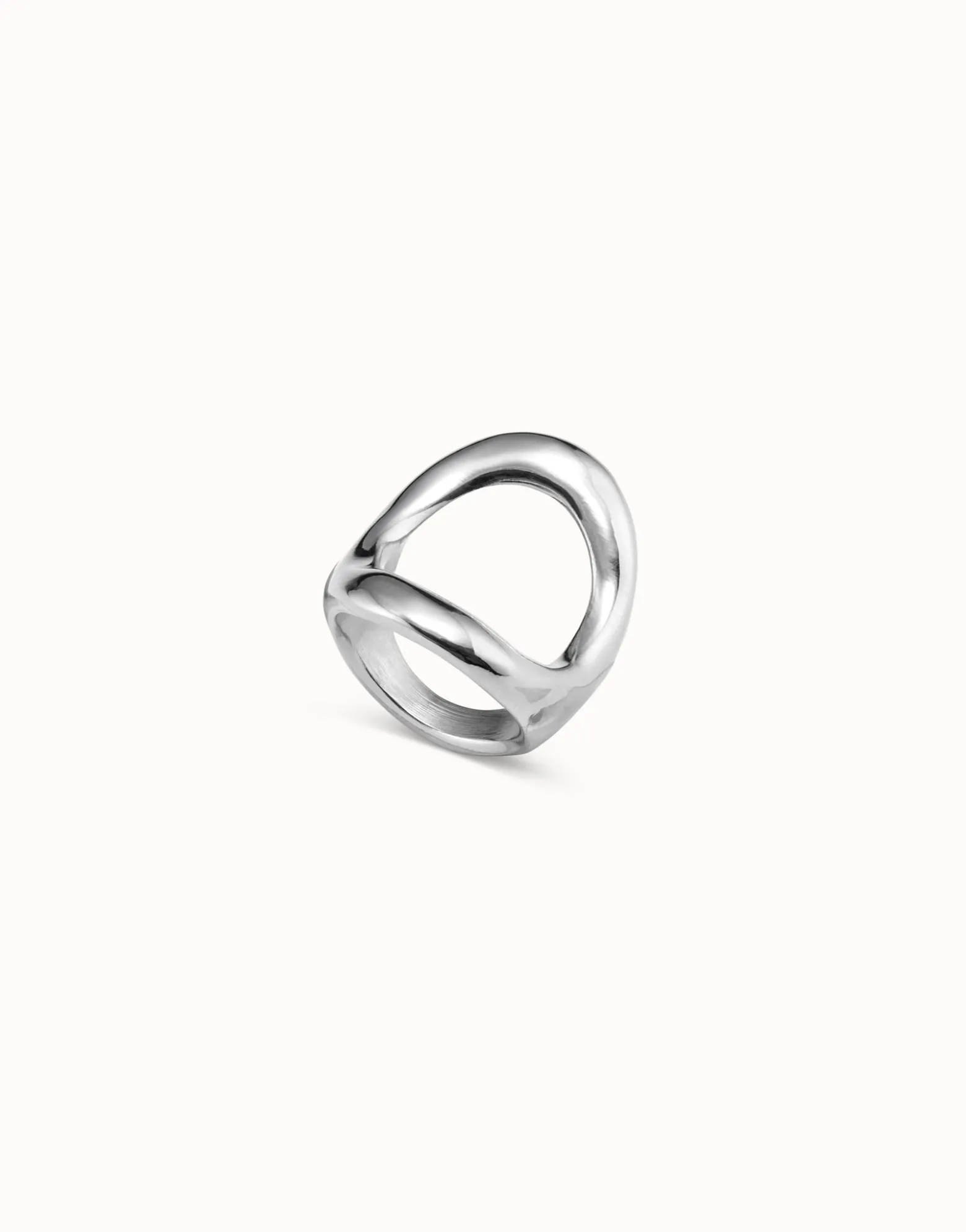 Anillo bañado en plata de ley con óvalo central grande