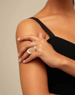 Anillo bañado en plata de ley con óvalo central grande
