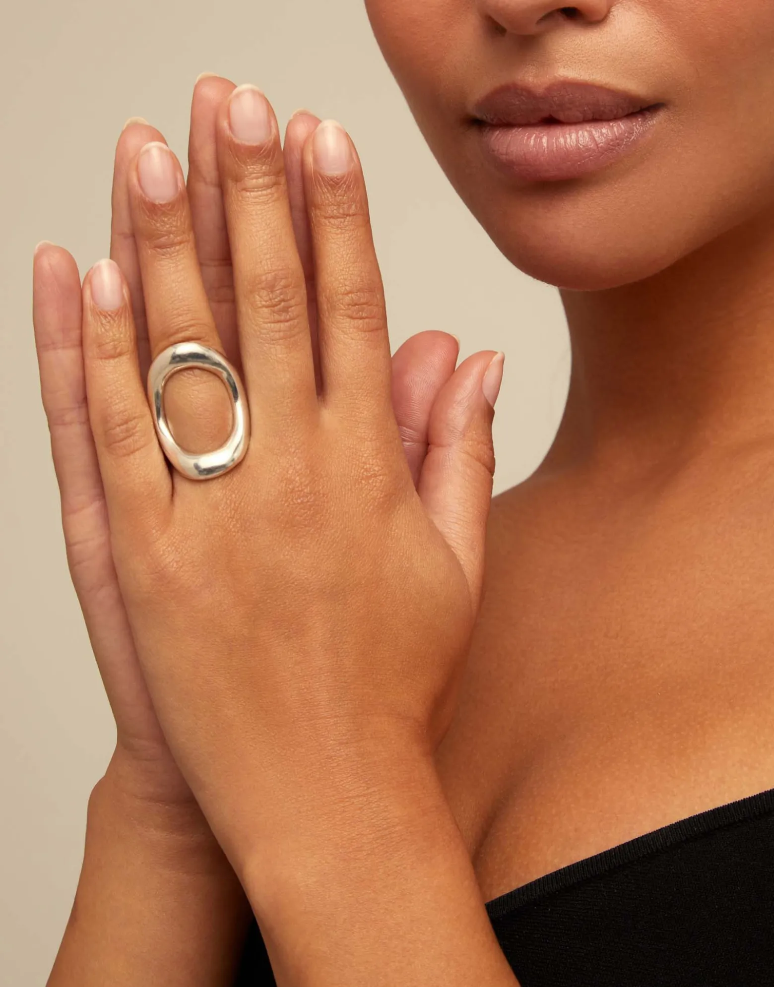 Anillo bañado en plata de ley con óvalo central grande