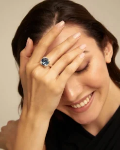 Anillo bañado en plata de ley con cristal azul