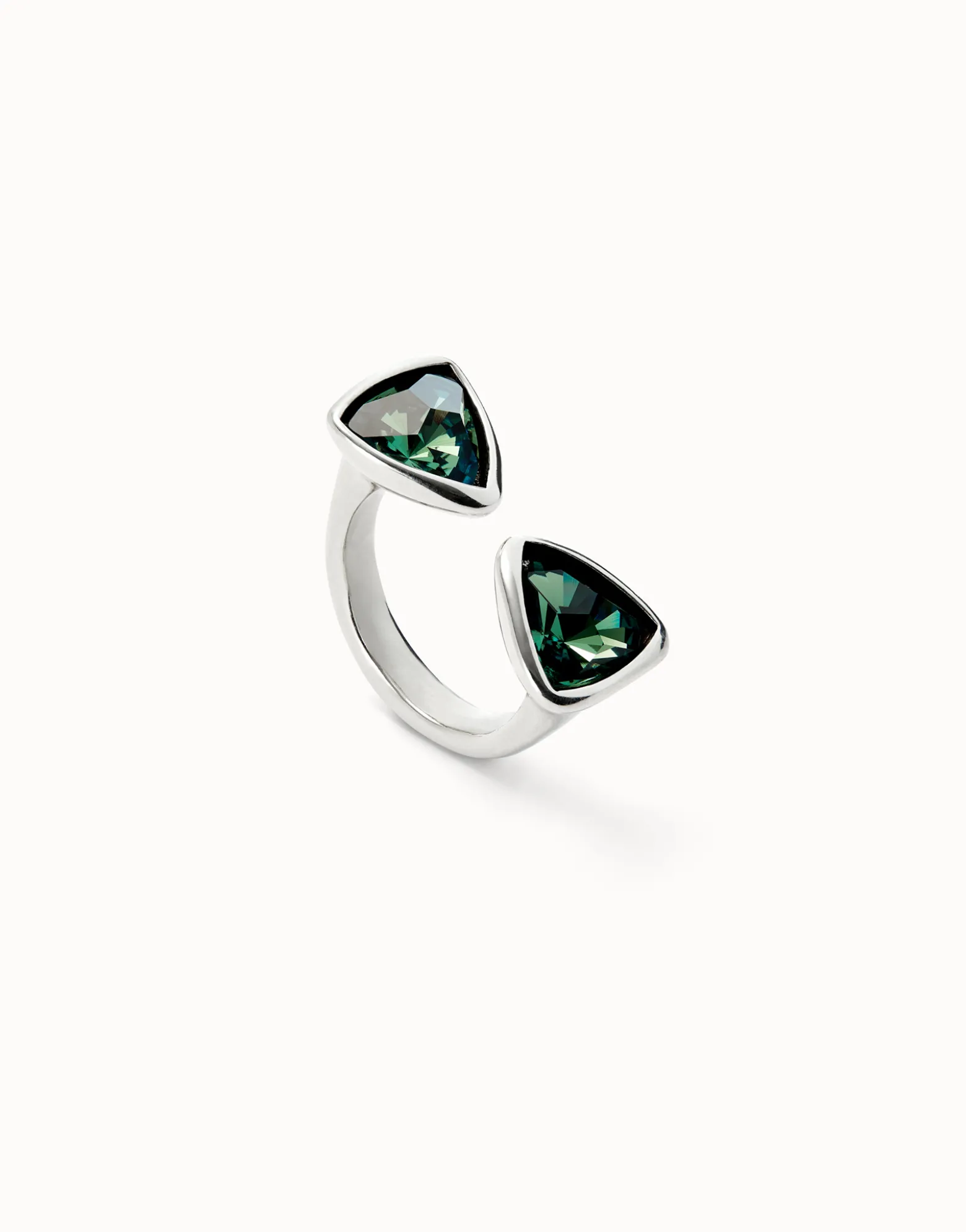 Anillo bañado en plata de ley con dos cristales verdes triangular