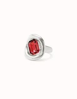 Anillo bañado en plata de ley con cristal rojo
