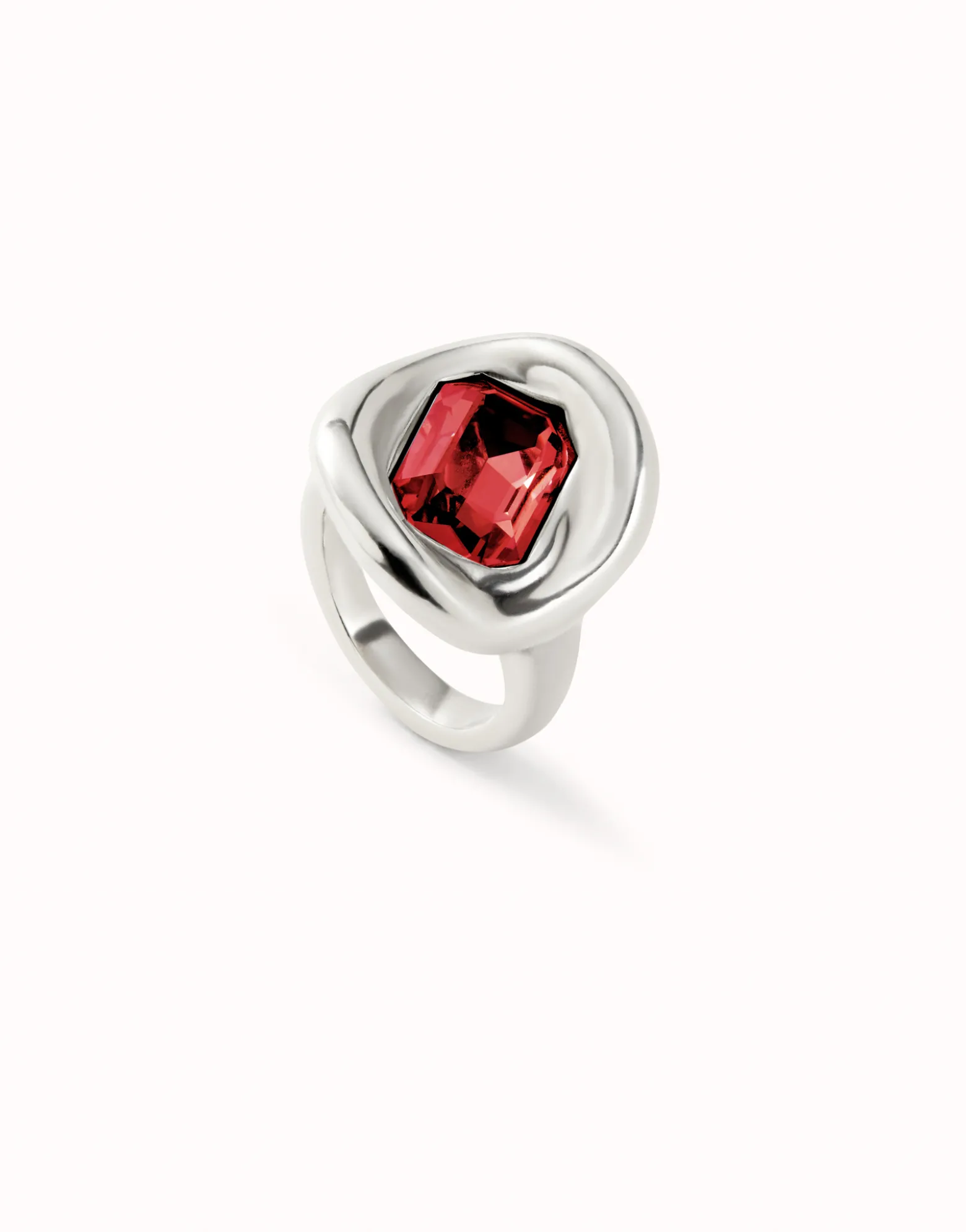Anillo bañado en plata de ley con cristal rojo
