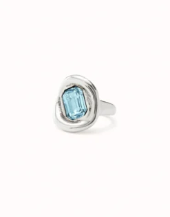 Anillo bañado en plata de ley con cristal celeste