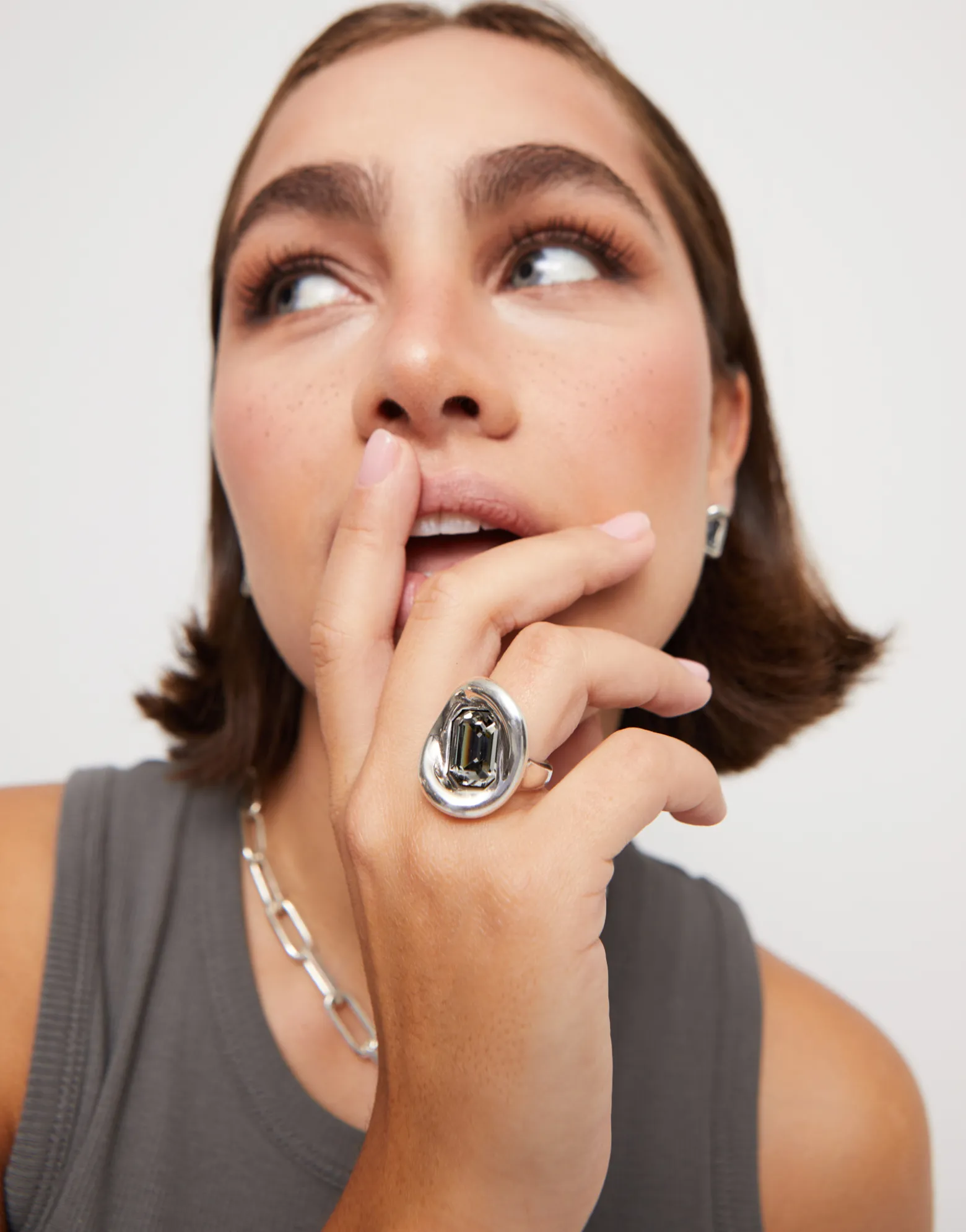 Anillo bañado en plata de ley con cristal gris