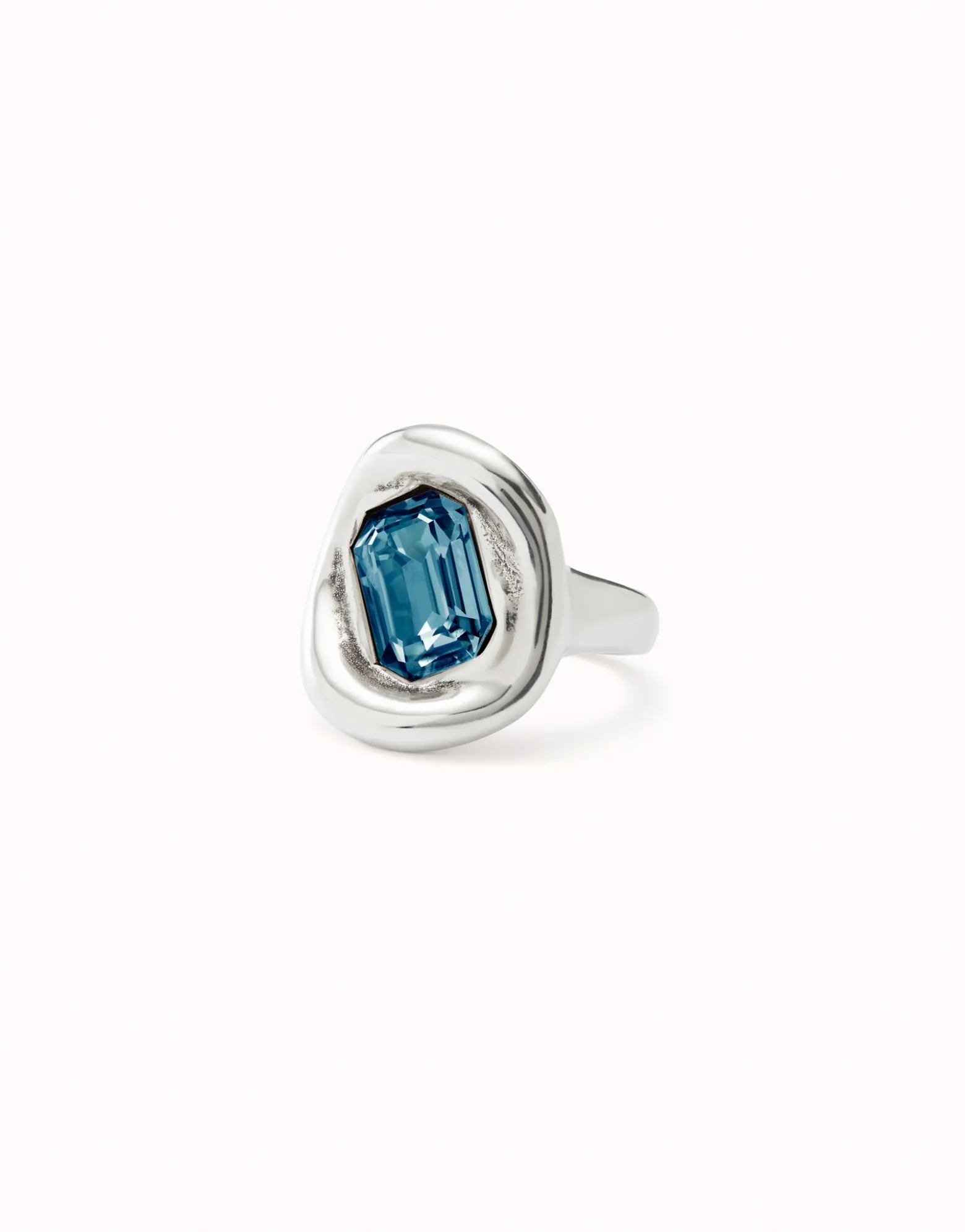 Anillo bañado en plata de ley con cristal azul