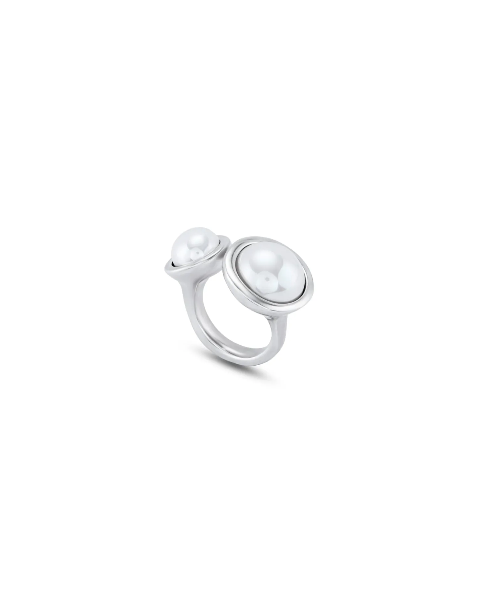 Anillo bañado en plata de ley y dos perlas de distinto tamaño