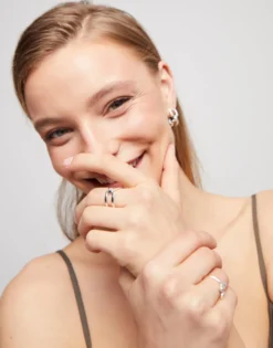 Anillo doble bañado en plata de ley con topacio blanco