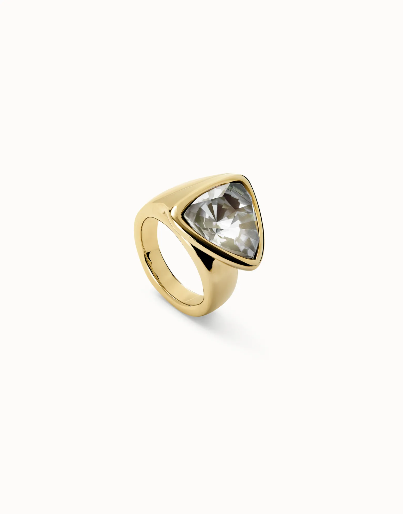 Anillo en forma triangular bañado en oro 18k con cristal multicolor
