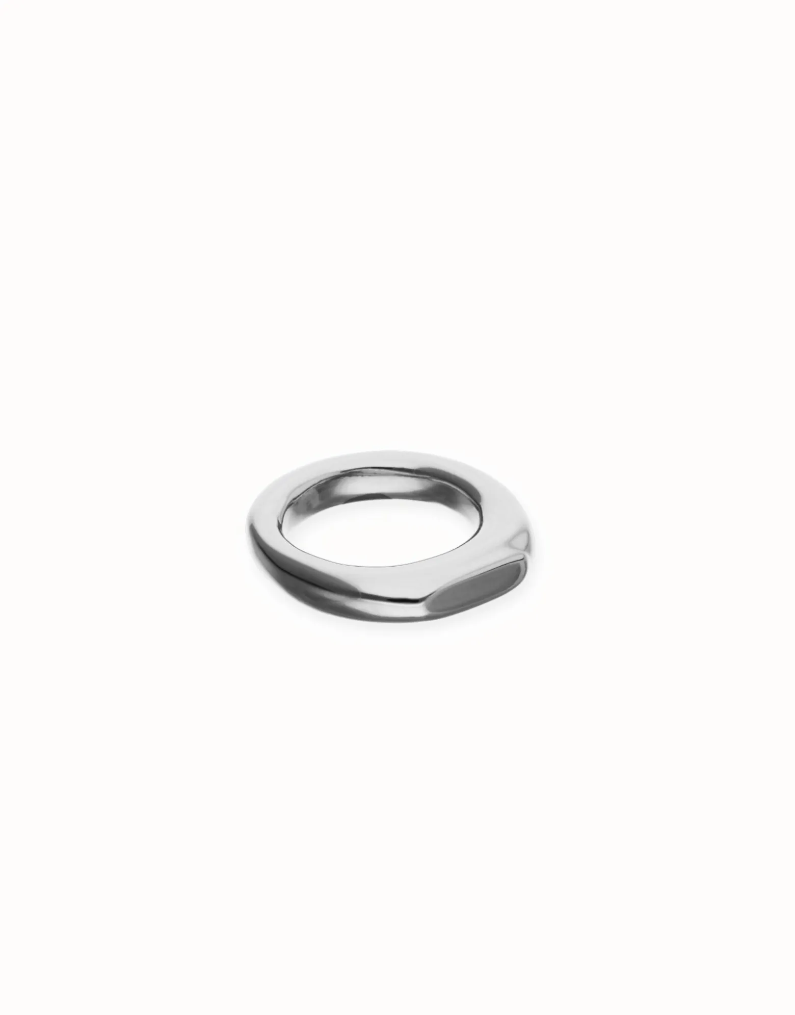 Anillo geométrico bañado en plata de ley