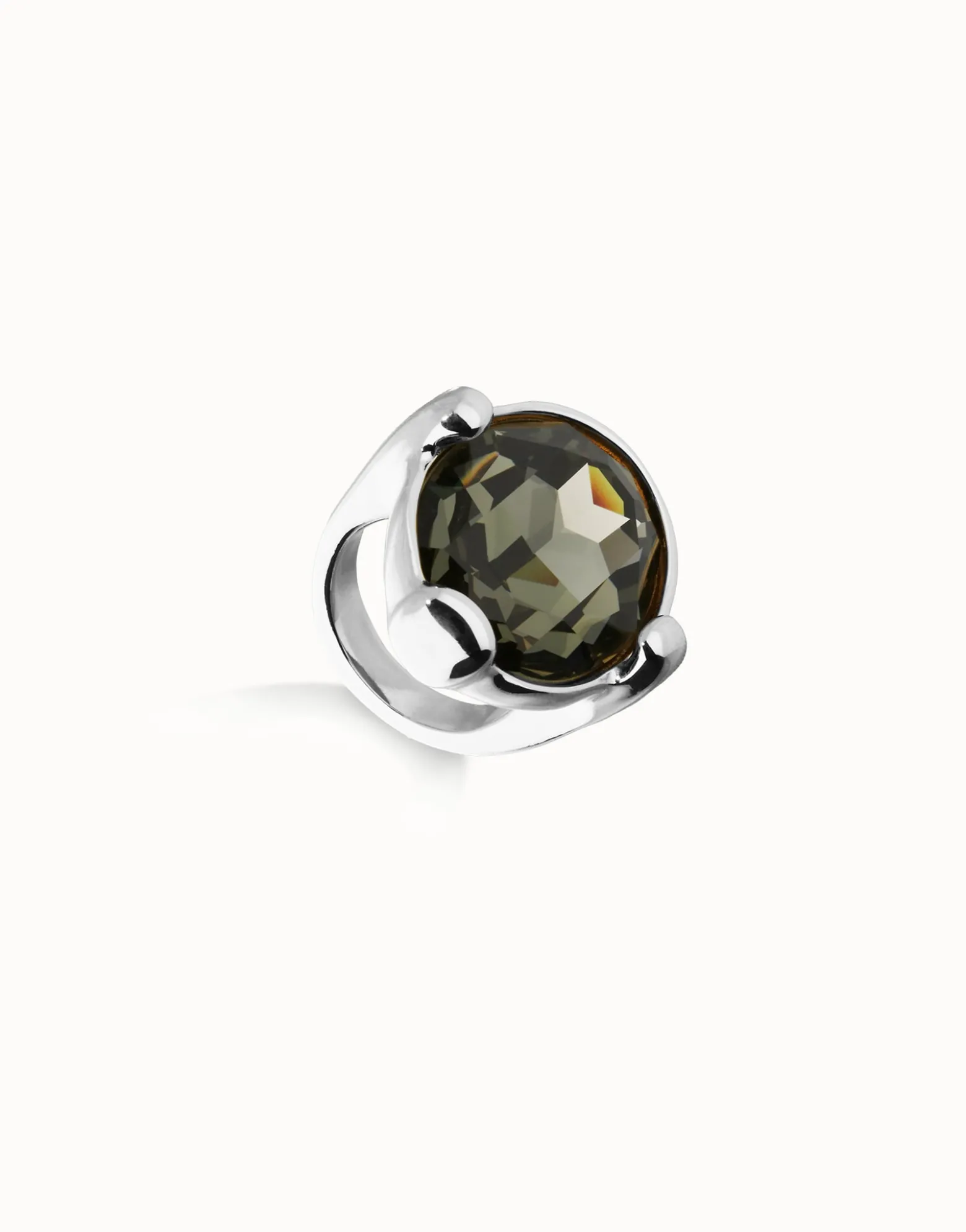 Anillo grande bañado en plata con cristal facetado ovalado gris