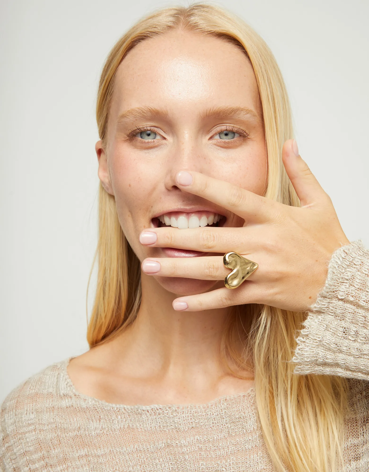 Anillo maxi bañado en oro 18k con forma de corazón
