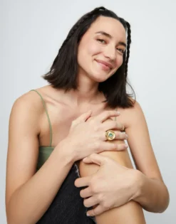 Anillo tipo sello bañado en oro 18k y forma de ojo con cristal facetado verde