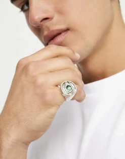 Anillo tipo sello en plata de ley y forma de ojo con cristal facetado verde