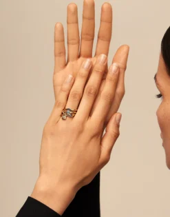 Anillo triple bañado en oro de 18k con cristales azules