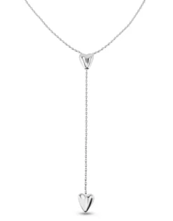 Cadena bañada en plata de ley con dos corazones, uno ajustable en el centro.
