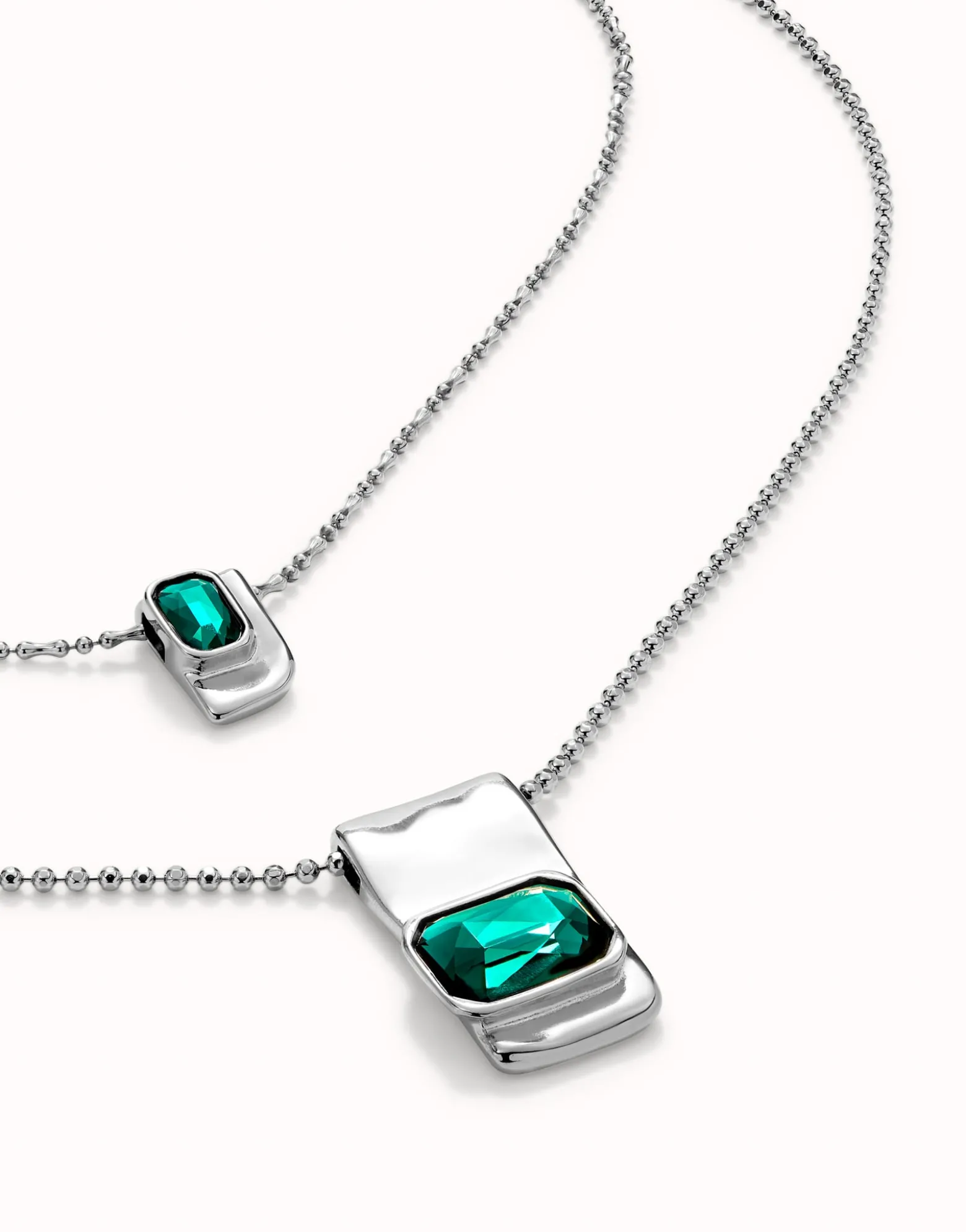 Cadena doble bañada en plata de ley con cristales verdes