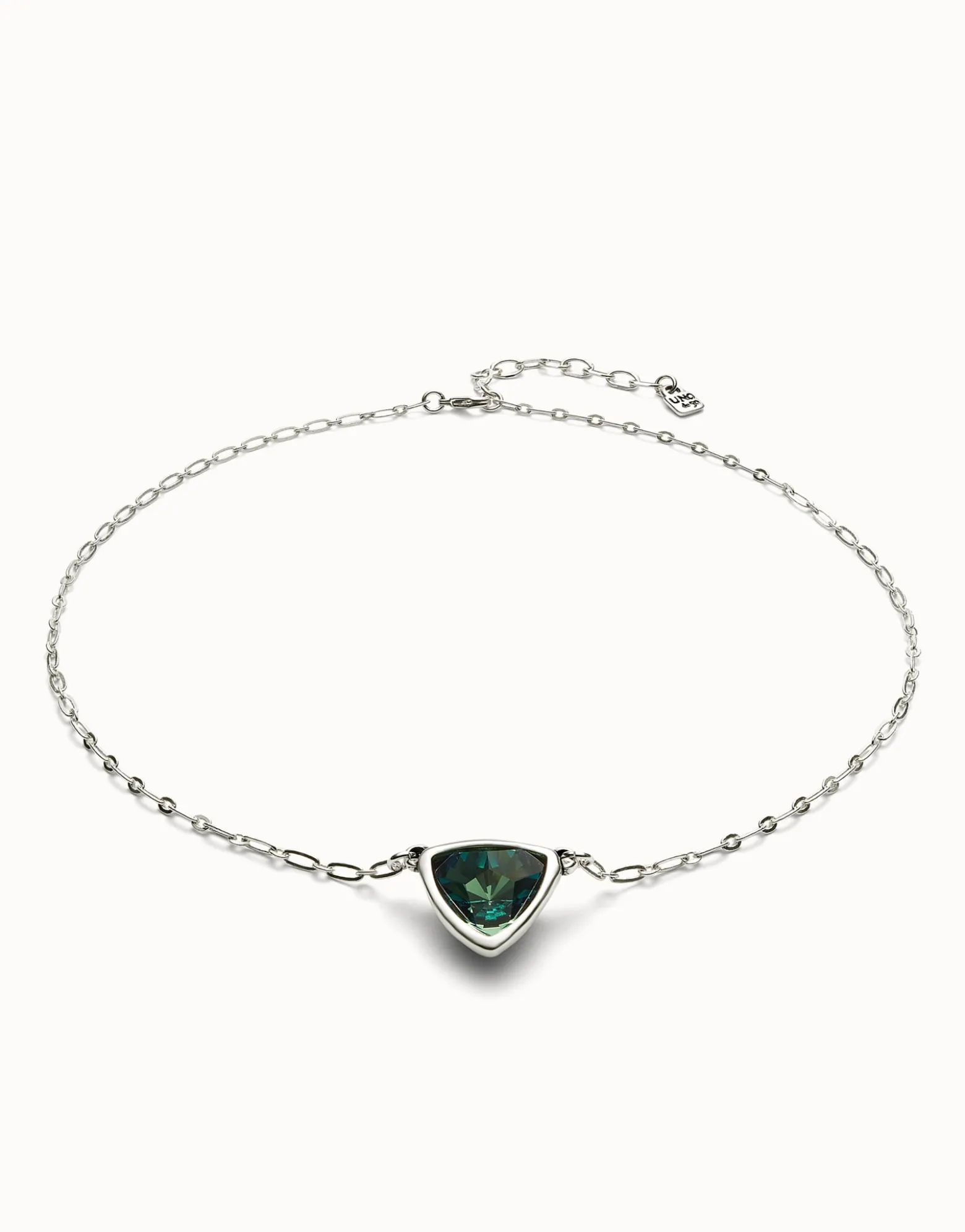 Colgante bañado en plata de ley de eslabones con triangulo y cristal verde