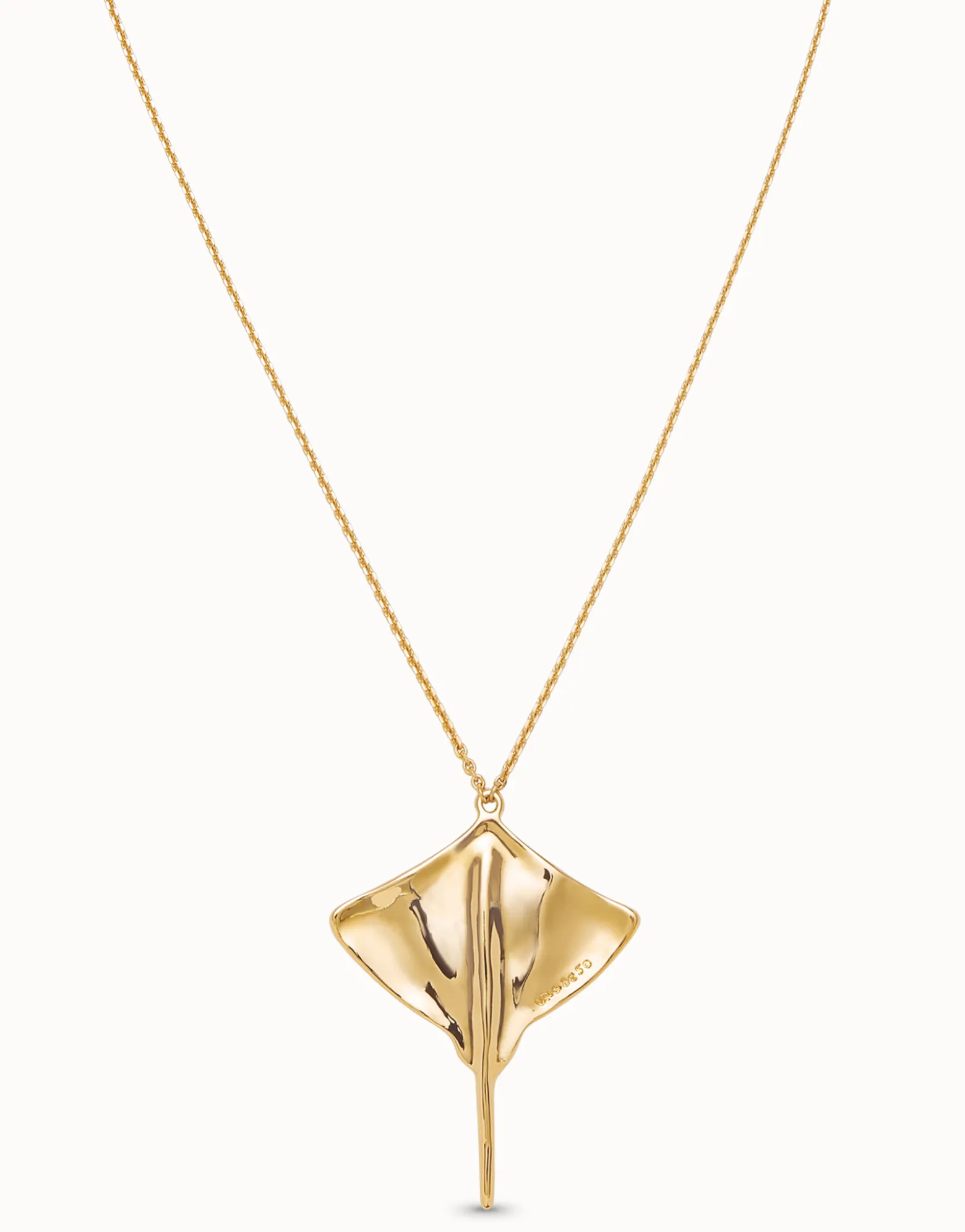 Colgante con cadena larga bañado en oro de 18K con mantarraya